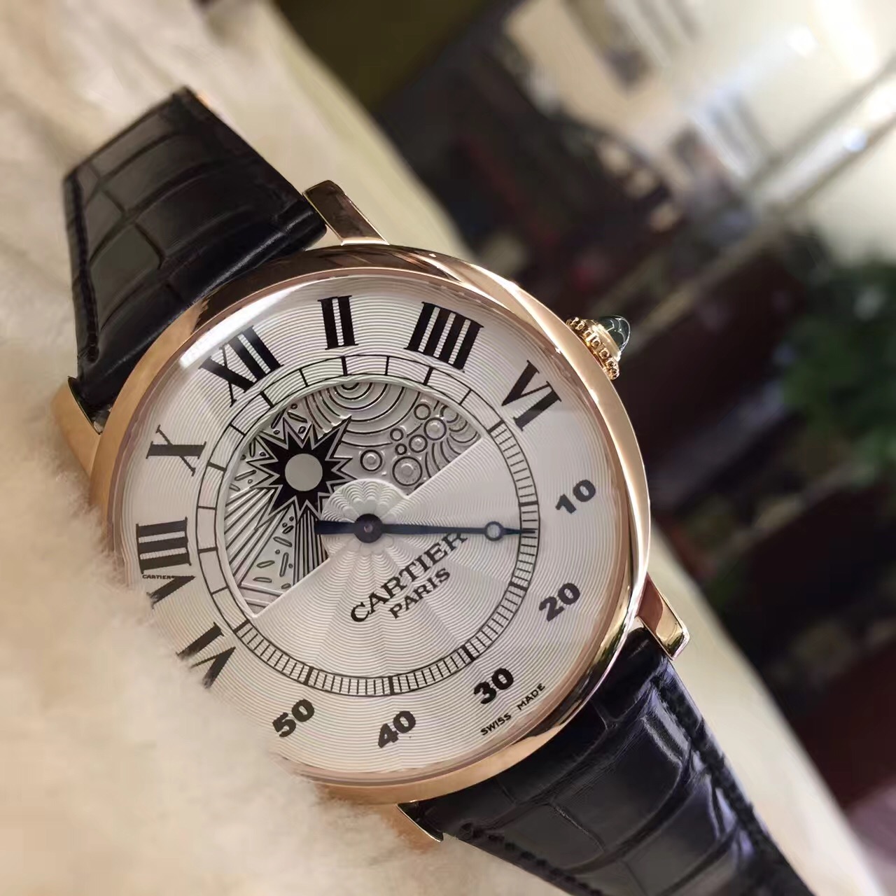 卡地亚CPCP“巴黎私人珍藏系列”（Collection Privée Cartier Paris），42毫米表径，18K玫瑰金，巴黎工作室，背透手动机械双C雕花机芯，特殊指针面盘展示昼夜的时空穿梭。时针以太阳与月亮的指向为准，分针沿下半部分半圆飞返式走向。 全套附件齐全。