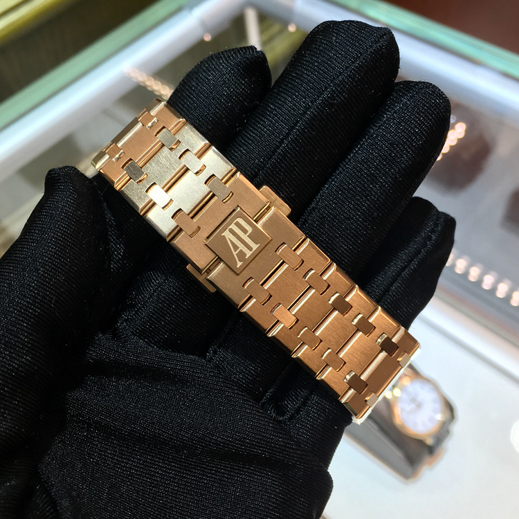 Audermars Piguet 爱彼 皇家橡树系列，26574OR.OO.1220OR.02。41毫米表径，18K玫瑰金表壳，蓝色面盘，镌刻“ Grande Tapisserie大格纹装饰图案， 荧光玫瑰金嵌入式时标和荧光皇家橡树指针，蓝色内表圈。搭配万年历、星期、日期、天文精确月相、月份、闰年、小时及分钟显示功能，自产5134自动上弦机械机芯，动力储备40小时，专柜定价：716000元。 单表无附件。