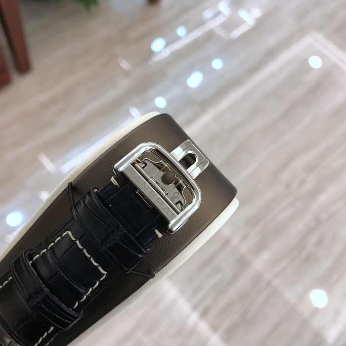 Panerai 沛纳海，00235。45毫米表径，18K白金表壳，黑色面盘，附夜光阿拉伯数字及小时标示。3点钟位置设日期显示，9点钟位置设小秒盘和24小时显示，6点钟位置设线性动力储存显示。自产P.2003自动上弦机械机芯，动力储备240小时。 全套附件齐全。
