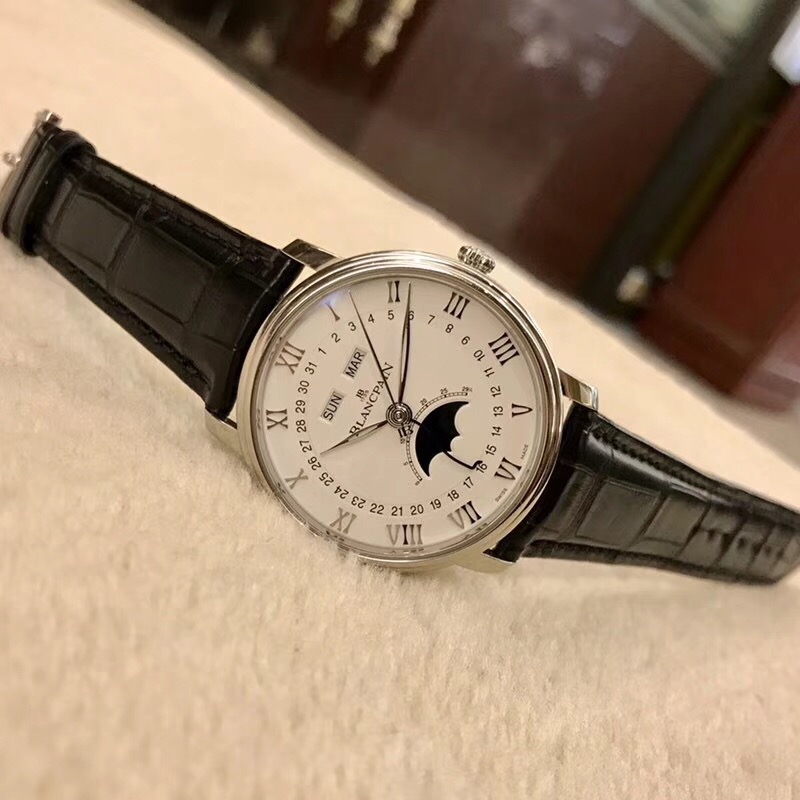 Blancpain 宝珀 Villeret 经典系列，6654-1127-55B，精钢表壳，40毫米表径，白色面盘，罗马数字时标，6点位置月相显示，12点位置为星期、月份显示。Cal.6654 自动上弦机芯，动力储备72小时。专柜售价：115500元。 单表附保卡。