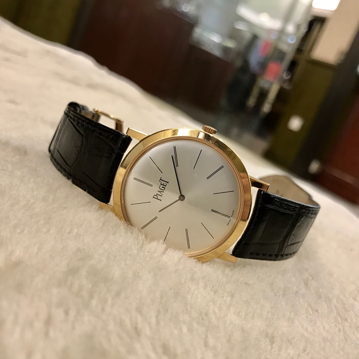 PIAGET 伯爵 ALTIPLANO系列，G0A29120。38毫米表径，18K黄金表壳，白色面盘，手动上弦机械机芯，动力储备43小时。专柜定价：113000元。 单表无附件。