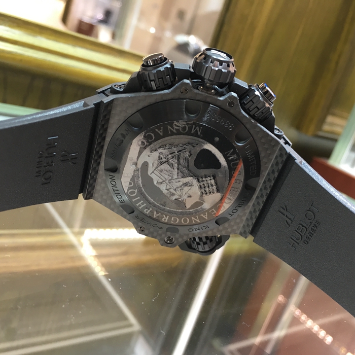 Hublot 宇舶 王者至尊系列，732.QX.1140.RX。48毫米表径，碳纤维表壳，黑色面盘，5点位置日期显示，9点位置小秒针，计时功能自动上弦机械机芯。专柜定价200300元。 未使用品全套附件齐全。