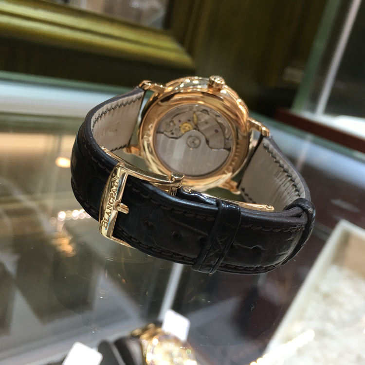 Blancpain 宝珀 Villeret 经典系列，6263-2942-55B。38毫米表径，18K玫瑰金原钻表壳，乳白色面盘，罗马数字时标，指针式日期显示，6点位置为月相显示，12点位置为星期、月份显示，6763自动上弦机械机芯。专柜定价：198400元。 单表无附件。