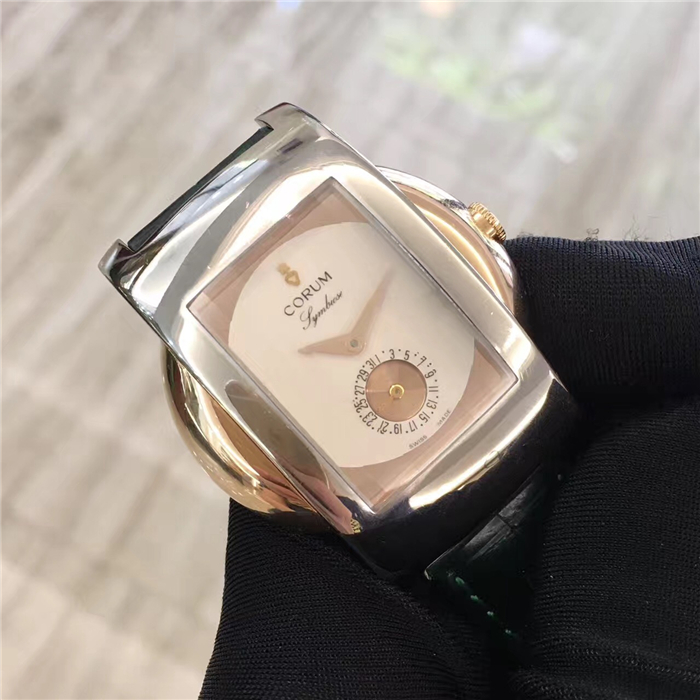 Corum 昆仑 女表 25.5×46.5毫米表径，18K玫瑰金 /白金表壳，立体多面折射玻璃表镜，指针式日期显示，自动上弦机械机芯。 单表无附件。 