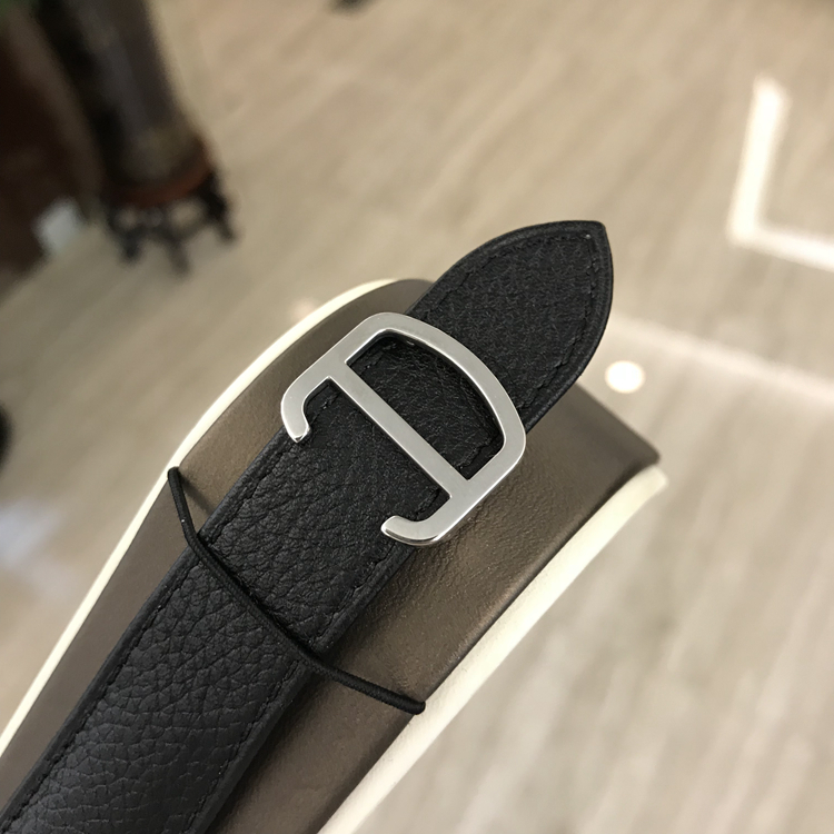 CARTIER 卡地亚 ROTONDE DE CARTIER系列，WSRN0022。42毫米表径，精钢表壳，镀银珠光表盘，剑形蓝钢指针，3点位置日期显示，自动上弦机械机芯。专柜定价：26000元。 单表附保卡。