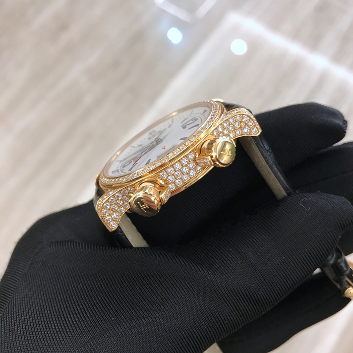 Jaeger-LeCoultre 积家 MASTER COMPRESSOR系列，36.6毫米表径。18K玫瑰金表壳镶钻。白色面盘，3点位置两地时日历显示。蓝宝石水晶玻璃表镜。自动上弦机械机芯。