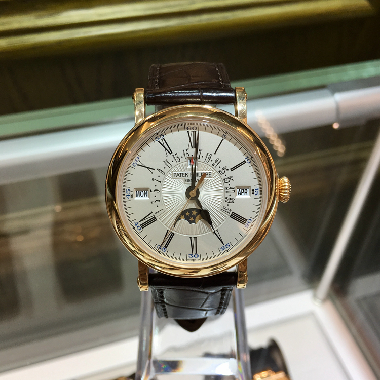 PATEK PHILIPPE 百达翡丽 超级复杂功能时计系列 ，5159R-001。38毫米表径，18K玫瑰金表壳，乳白色面盘，表盘中部为手工雕饰纹，中心大秒针，自动返回式日期指针万年历，月相、视窗式星期、日期和月份显示。折叠式表扣、蓝宝石水晶透盖。自产Cal.324 S QR自动上弦机械机芯。动力储备45小时。专柜定价：711400元。 单表附保卡。