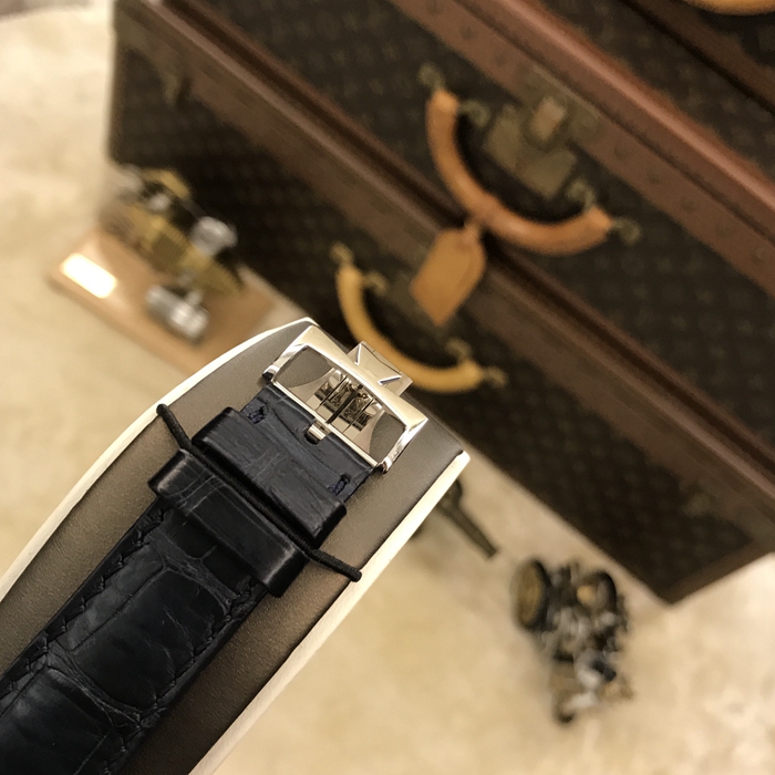 Vacheron Constantin 江诗丹顿，80251。44毫米表径，PT950铂金表壳，白色面盘，6点位置陀飞轮装置，万年历功能，手动上弦机械机械，14天超长动力储备，铂金250周年纪念，专柜定价：480万。 单表无附件。