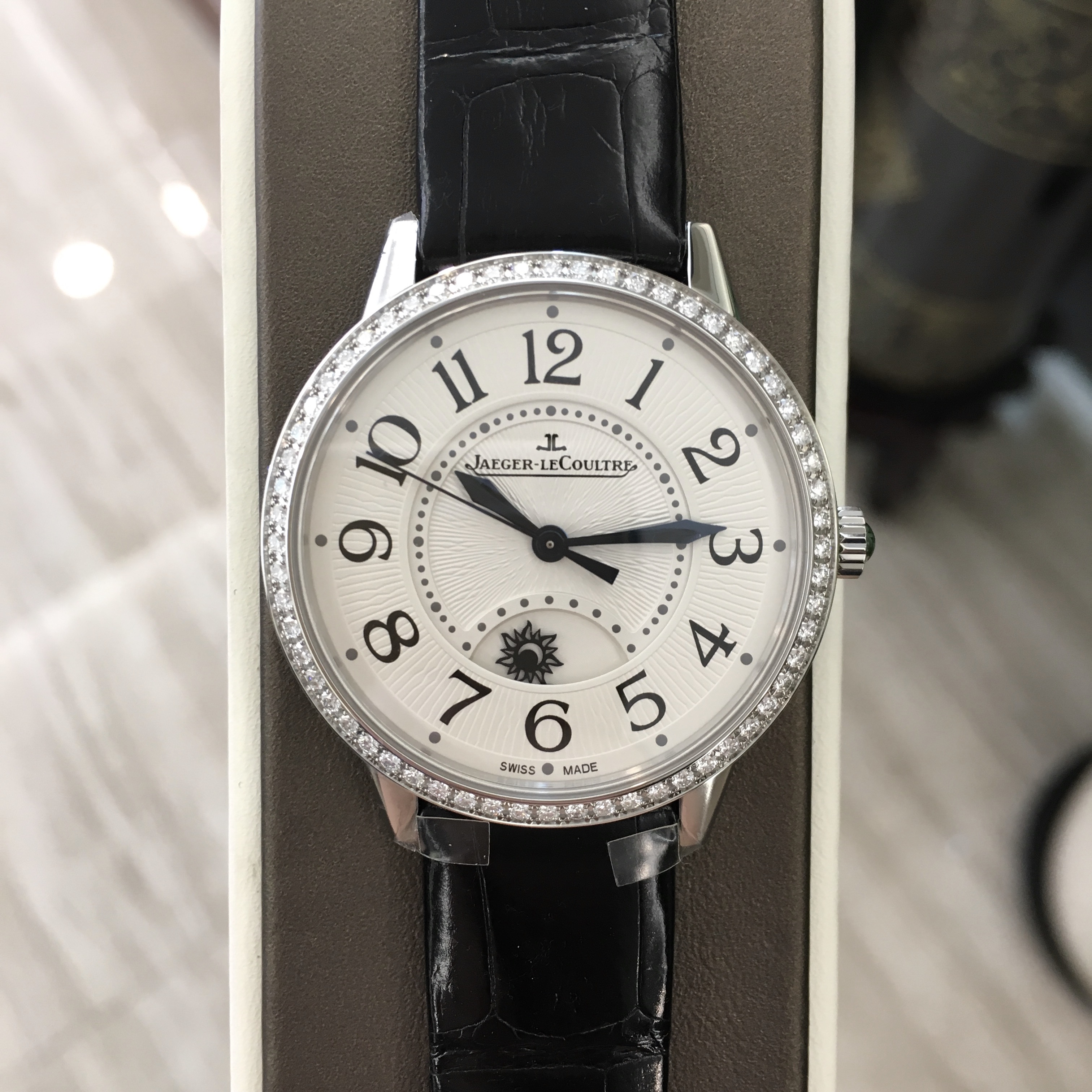 Jaeger-LeCoultre 积家 约会系列 Q3448421。34毫米表径，精钢原镶钻表壳，白色面盘，自动上弦机械机械。专柜定价：106000元。 全套附件齐全。