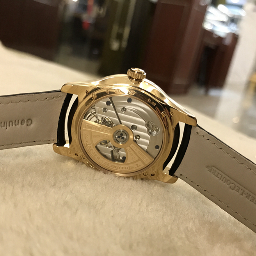 Jaeger-LeCoultre 积家 master 大师系列，1562401。41.5毫米表径，18K玫瑰金表壳镶嵌钻石， 银色放射状拉丝面盘，钻石时标，配备第二时区显示、24小时制参考时间显示和瞬跳指针，6点位置为陀飞轮装置，自产Cal.978B自动上弦机械机芯，动力储备48小时。专柜定价：679000元。 单表无附件。