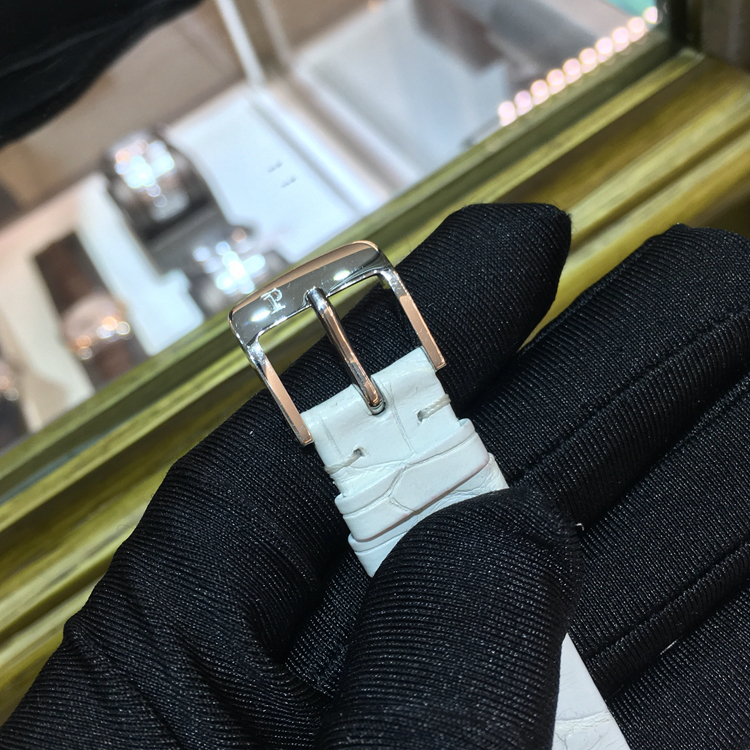 PIAGET 伯爵 POSSESSION 系列，G0A36187。29毫米表径，18k白金镶钻，旋转式表圈，镶衬37颗圆形美钻（约0.7克拉）白色面盘，罗马数字时标，Cal.157P精准石英机芯，专柜定价：107000元。 单表无附件。