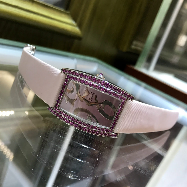 PIAGET 伯爵 女表，G0A31050。27×31毫米表径，18k白金原装粉色蓝宝石，粉色珍珠贝母面盘，精准石英机芯。专柜定价:294000元。 全套附件齐全。