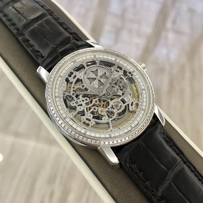 Vacheron Constantin 江诗丹顿 TRADTIONNELLE 传袭系列，43578/000G-9393。38毫米表径，18K白金表壳镶嵌82颗钻石，重约0.43克拉，镂空面盘，自动上弦机械机芯，动力储备40小时。专柜定价：618000元。 单表无附件。