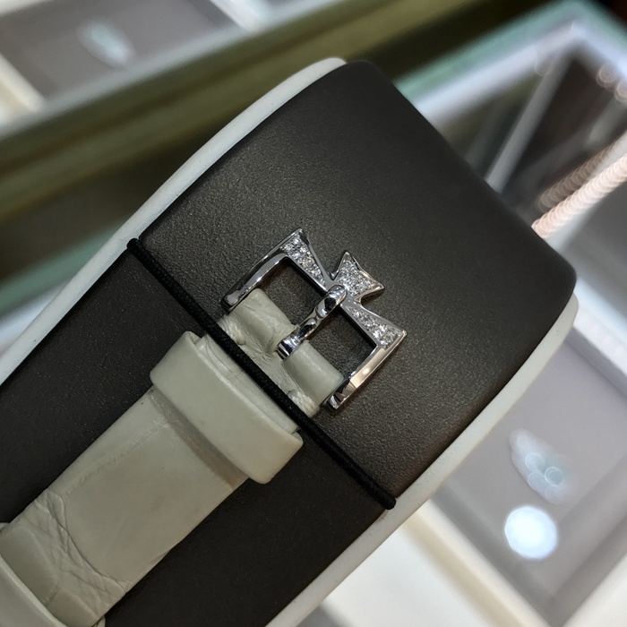 Vacheron Constantin 江诗丹顿 EGERIE系列 25541/000G-9261。27.5x37.1毫米表径。18k白金镶钻表壳，珍珠贝母表盘，12点，6点钻石阿拉伯数字时标。蓝宝石水晶玻璃镜面。精准石英机芯。专柜定价：314000元。 全套附件齐全。