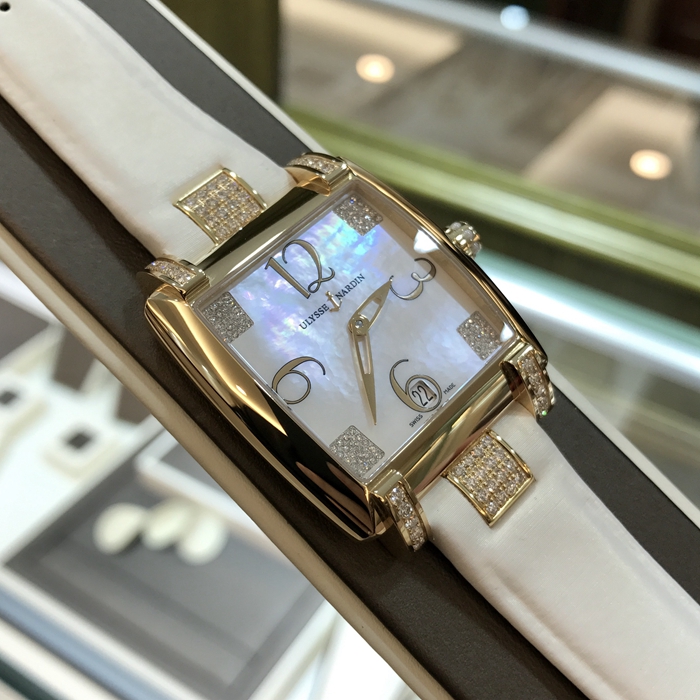 Ulysse Nardin 雅典 奇想系列，136-91/601。18K玫瑰金表壳，34x35毫米表径，贝母面盘镶钻搭配金质立体时标，6点位置日期显示，自动上弦机械机芯。专柜定价：255000元。 未使用品全套附件齐全。