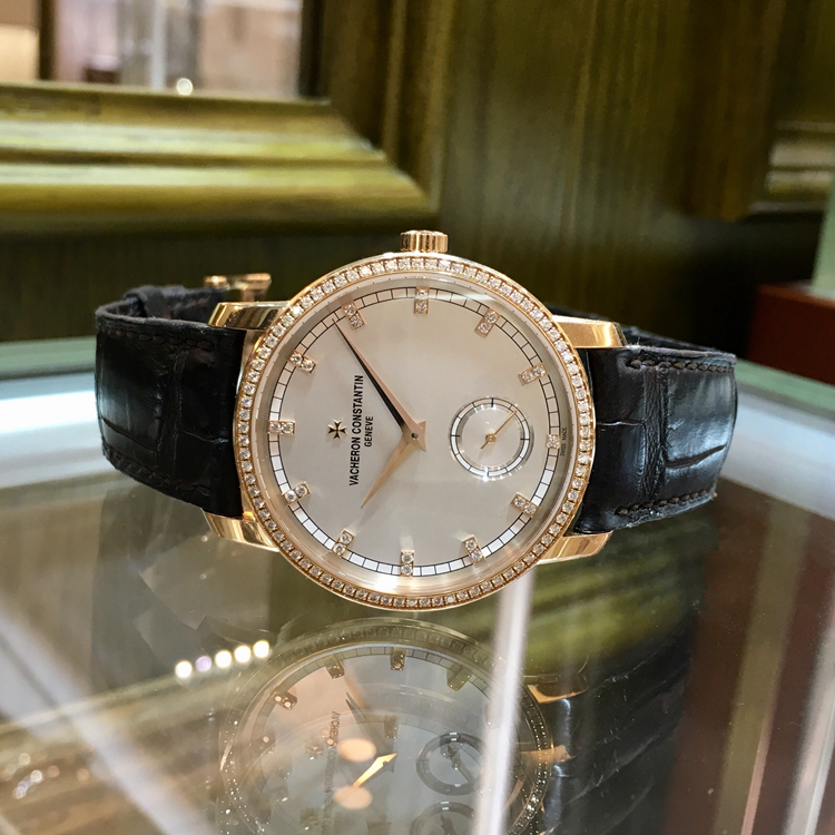 Vacheron Constantin 江诗丹顿 传承系列，82572/000R-9604。38毫米表径，18K玫瑰金原钻表壳，白色面盘，手动上弦机械机芯，专柜定价：207000元。 全套附件齐全。