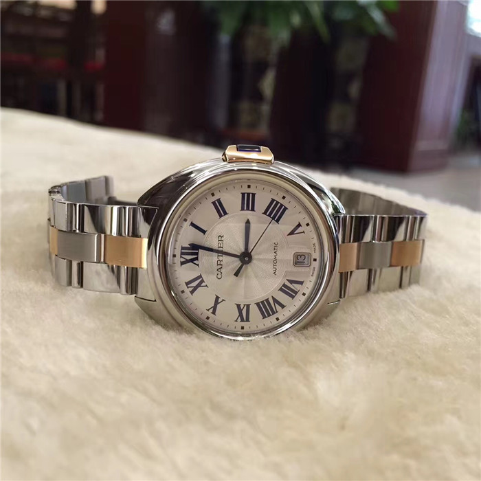 Carrier 卡地亚 Cle de Cartier 钥匙系列，W2CL0003。35毫米表径，18K玫瑰金/精钢，六点位置日期显示，18K玫瑰金钥匙形表冠，镶嵌一颗合成尖晶石。镀银雕纹表盘，带太阳纹放射效果，罗马数字时标。剑形蓝钢指针。蓝宝石水晶镜面和蓝宝石水晶透明表背。18K玫瑰金与精钢表链。?自产1847 MC 型工作坊精制自动上链机械机芯。专柜定价：63000元。