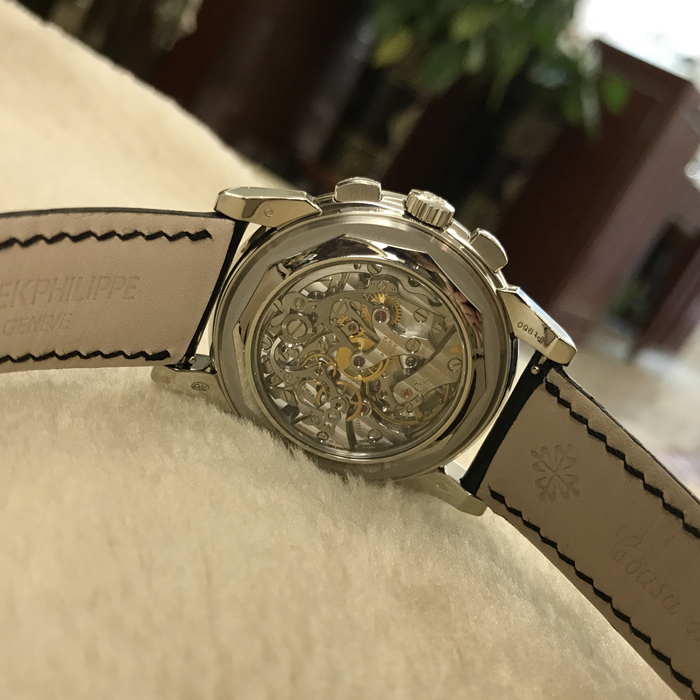 PATEK PHILIPPE 百达翡丽，超复杂功能计时系列，5971P。40毫米表径，950铂金表壳，镶嵌36颗梯形钻石（~3.88 克拉）。万年历，中心计时大秒针，指针式闰年，日期显示，视窗式，月相，月份，星期显示。黑色表盘镶嵌钻石刻度。双p印记灯笼扣。Caliber CHF 27-70 Q手动机械机芯，动力储备60小时。专柜定价：2360000元。 单表无附件。