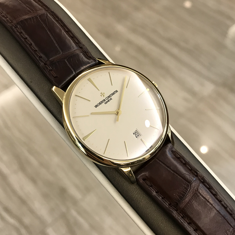 Vacheron Constantin 江诗丹顿 传承系列，85180/000J-9231。40毫米表径，18K黄金表壳，银白色面盘，6点位置为日期显示，2450 Q6自动上弦机械机芯，动力储备40小时，专柜定价：205000元。 单表无附件。