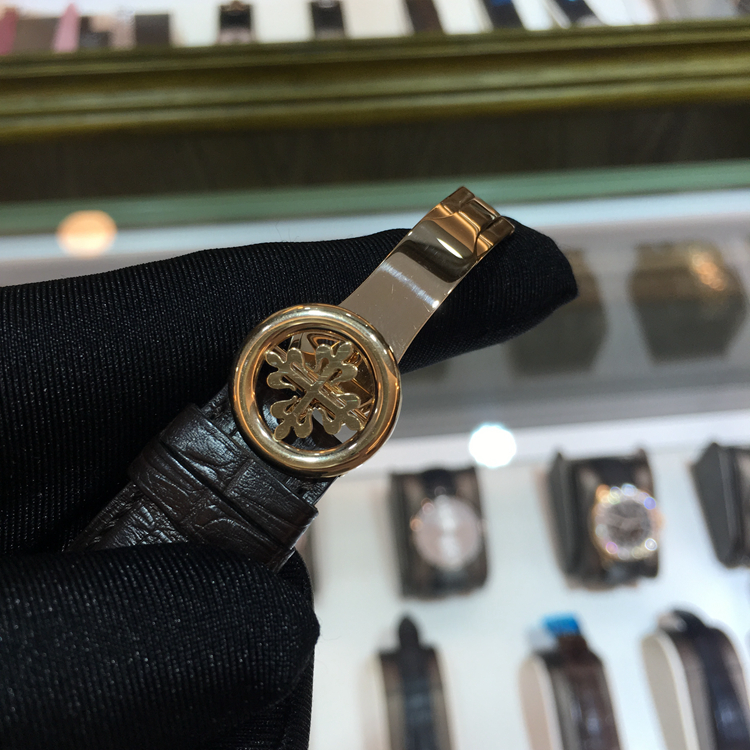 PATEK PHILIPPE 百达翡丽 复杂功能时计系列，5131R-010。39.5毫米表径，18K玫瑰金表壳，表盘中心装饰掐丝珐琅图案，世界时间，24个时区的24小时与昼/夜显示，240 HU自动上弦机械机芯，动力储备48小时。 单表附保卡。