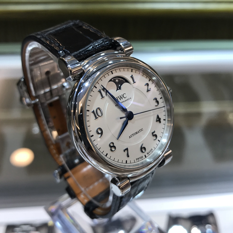 IWC 万国 达文西系列，IW459306。36毫米表径，精钢表壳，白色镀银面盘，12点位置为月相显示，35800自动上弦机械机芯，专柜定价：63700元。 全套附件齐全。