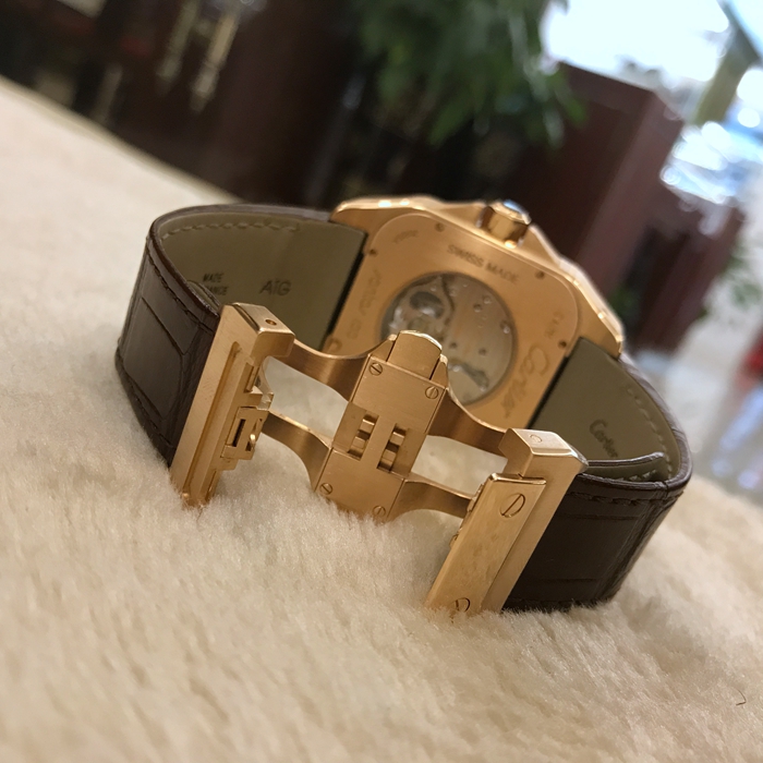 Cartier 卡地亚 桑托斯系列，HPI00328。54.9毫米表径，18K玫瑰金表壳。 雕刻木头拼接老虎面盘，6点位置陀飞轮装置。蓝宝石水晶玻璃表镜。手动上弦机械机芯，动力储备50小时。 单表无附件。