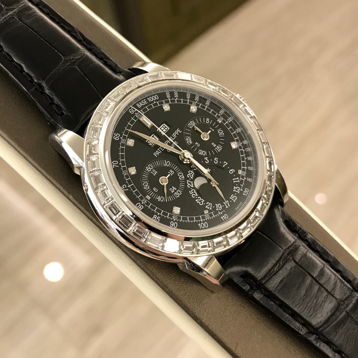 PATEK PHILIPPE 百达翡丽，超复杂功能计时系列，5971P。40毫米表径，950铂金表壳，镶嵌36颗梯形钻石（~3.88 克拉）。万年历，中心计时大秒针，指针式闰年，日期显示，视窗式，月相，月份，星期显示。黑色表盘镶嵌钻石刻度。双p印记灯笼扣。Caliber CHF 27-70 Q手动机械机芯，动力储备60小时。专柜定价：2360000元。 单表无附件。