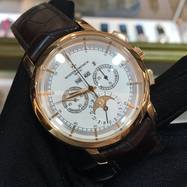 Vacheron Constantin 江诗丹顿 TRADTIONNELLE 传袭系列，47292/000R-9392。43毫米表径，18K玫瑰金表壳，白色面盘，月相显示、指针式日期显示、星期显示、月份显示，计时功能，Cal.1141QP手动上弦机械机芯，专柜定价：895000元。 全套附件齐全。