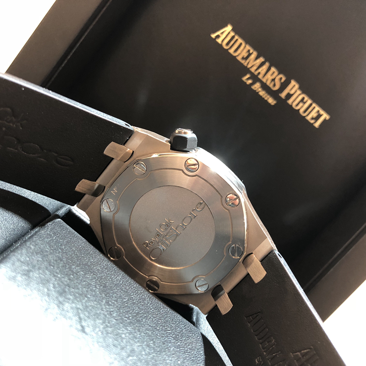 Audermars Piguet 爱彼 皇家橡树离岸型系列，15703ST.OO.A002CA.01。42毫米表径，精钢表壳，黑色表盘镌刻“Méga Tapisserie”超大格纹装饰，搭配白金荧光立体时标和皇家橡树指针、黑色旋转内表圈搭配潜水刻度和60至15分钟区域。Cal.3120自动上弦机械机芯，动力储备42小时。专柜定价：142000元。 单表无附件。