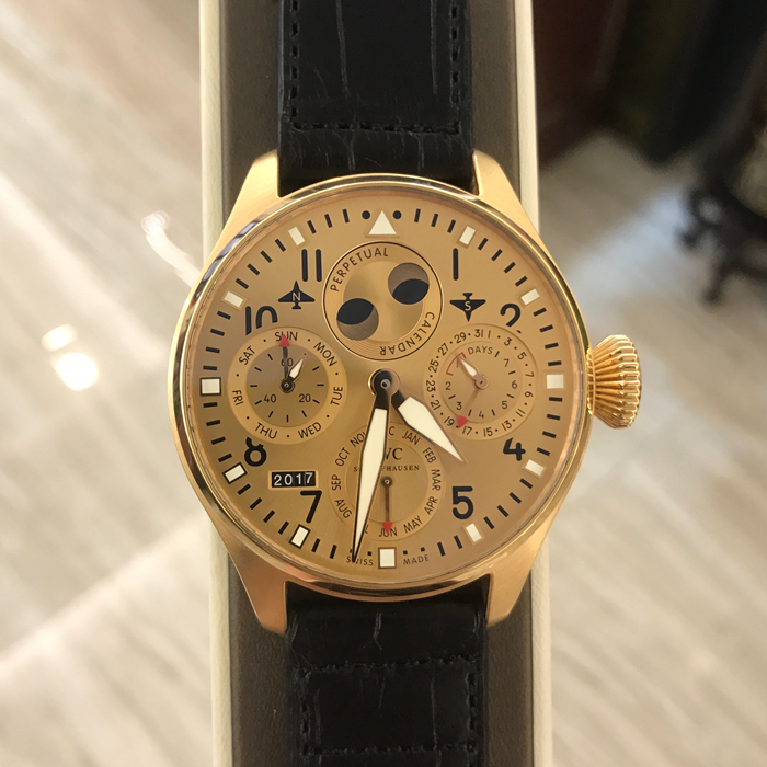 IWC 万国 飞行员系列， IW502639，新款金面万年历。44毫米表径，18K玫瑰金表壳，7日链动力储备显示。背透自动上弦机械机芯。 未使用品全套附件齐全。